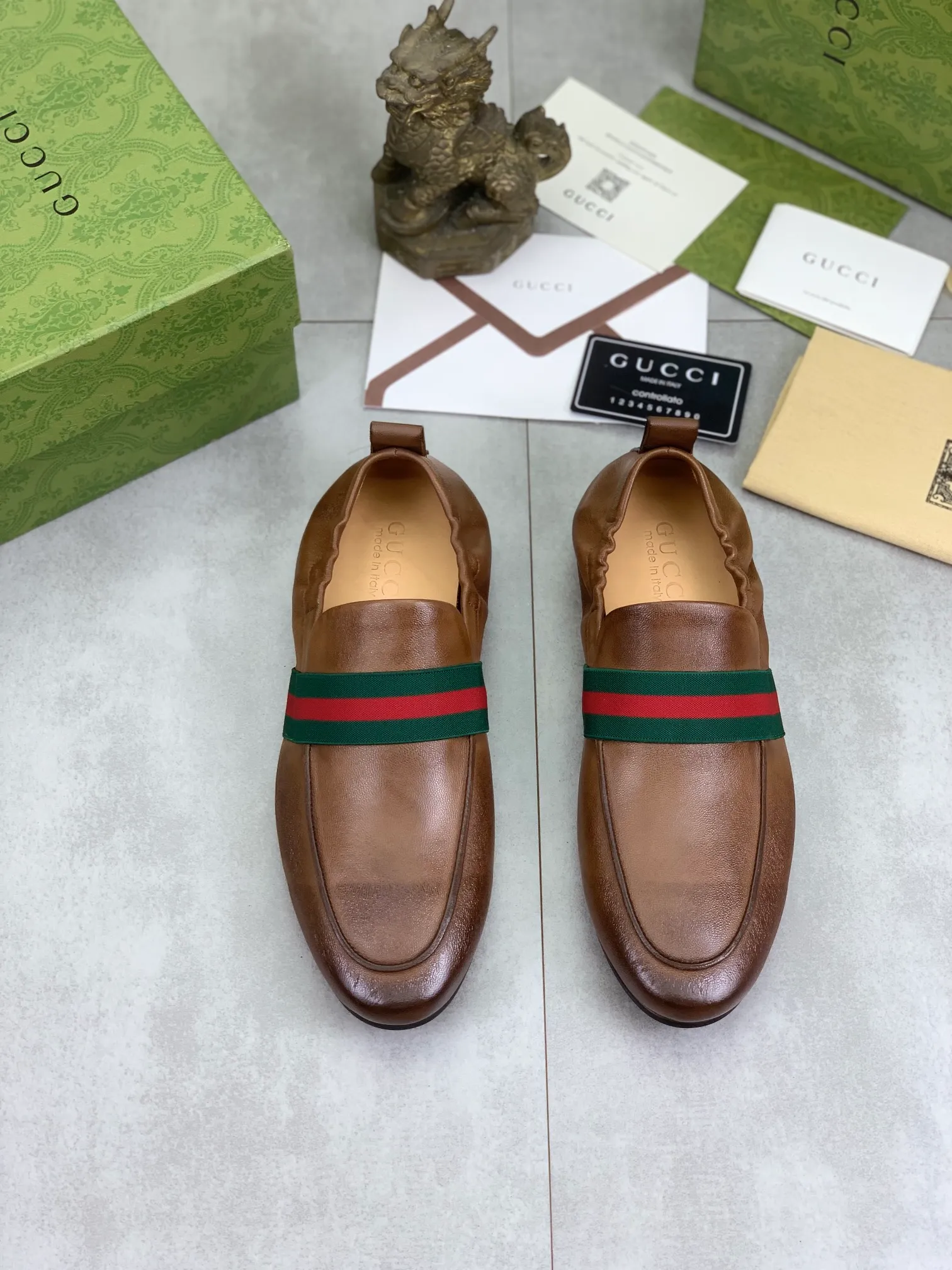 Men's Men's Shoes💰P520💰【New Style】Water-dyed Niuli Gucci's most popular selection of lazy slip-on leather shoes (Gucci) official website latest Gucci lazy leather shoes, hot style 💥 simple and elegant style, exclusive for trendy men. Unique official website latest brand original double G embossing Elements 👑 Original Gucci decoration, fashionable and elegant, fabric original calfskin ✅ fully imported first-layer cowhide lining, official website designated wear-resistant, rubber business outsole, classic model taken at the counter in real life 🎬38-44 black brown optional